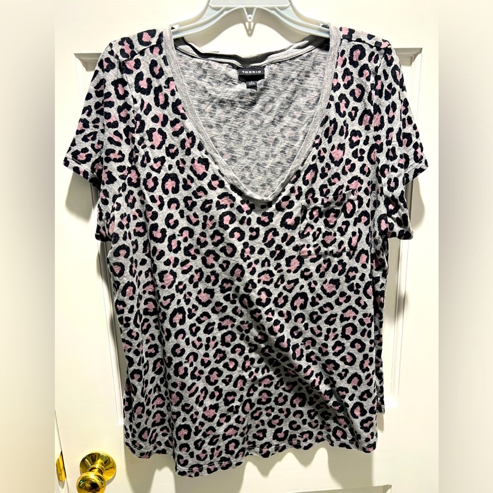 Torrid v neck tee shirt